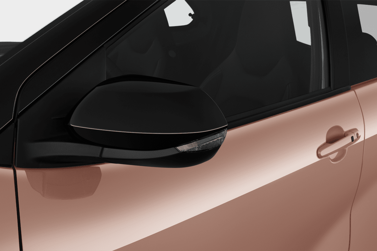 Rückspiegel eines Toyota Aygo X Hybrid 