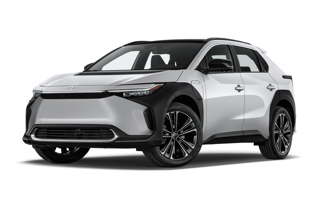 Tiefe, schräge Heckansicht eines Toyota bZ4X, freigestellt