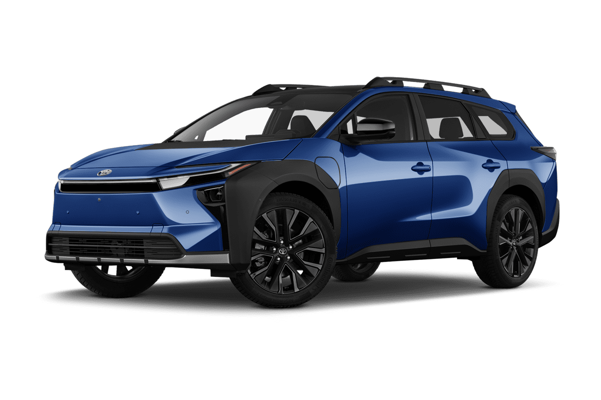 Tiefe, schräge Heckansicht eines Toyota bZ4X Touring, freigestellt (KI-generiert)