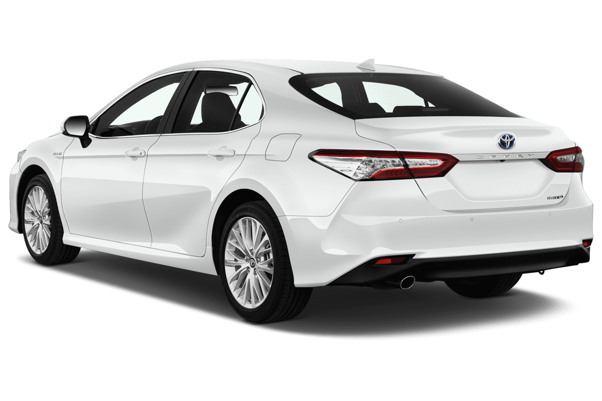 Schräge Heckansicht eines Toyota Camry, freigestellt