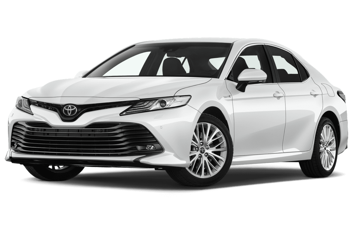 Tiefe, schräge Heckansicht eines Toyota Camry, freigestellt