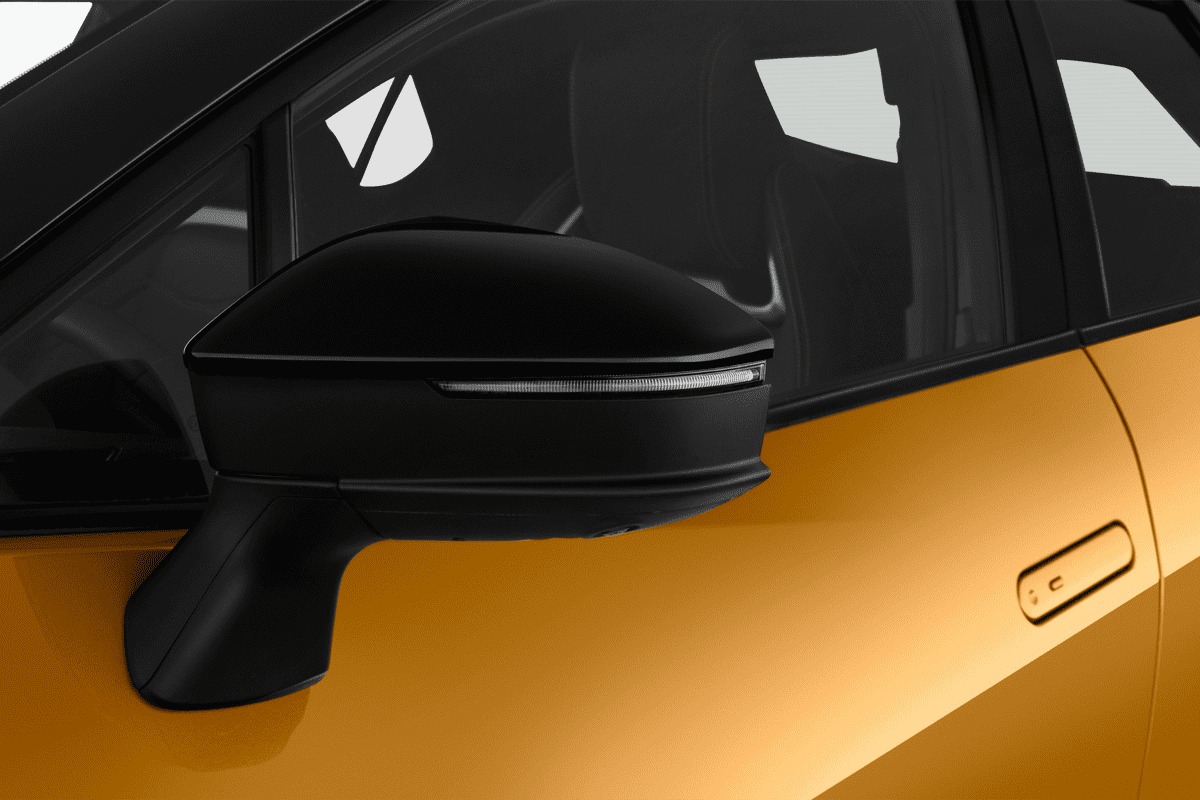 Rückspiegel eines Toyota C-HR Plug-in-Hybrid