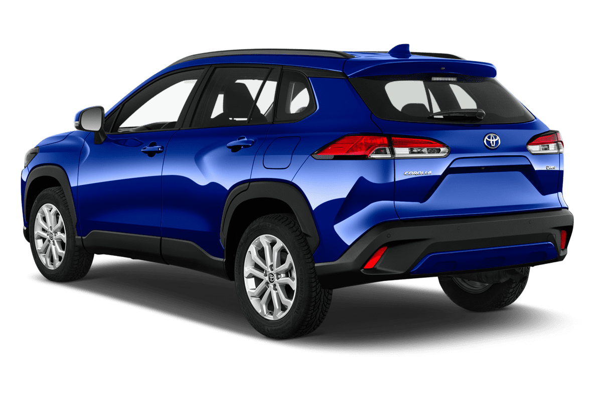 Schräge Heckansicht eines Toyota Corolla Cross Hybrid, freigestellt
