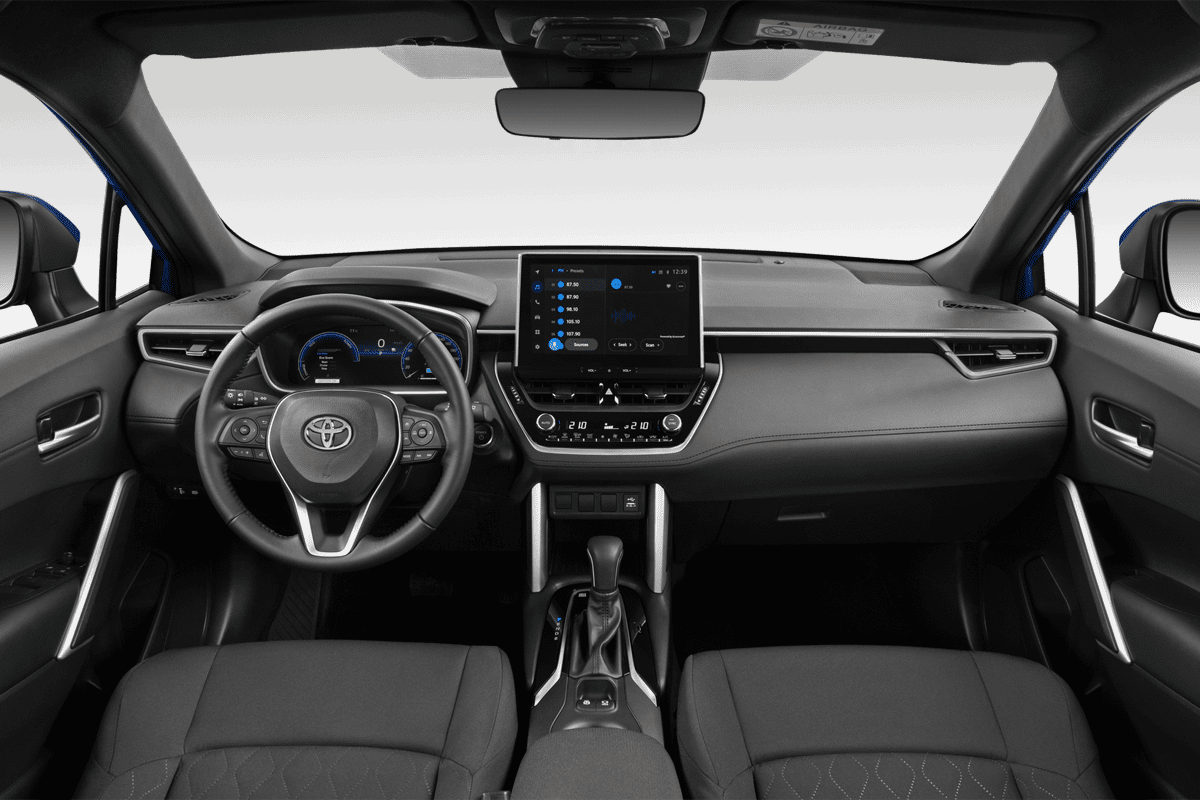 Armaturenbrett eines Toyota Corolla Cross Hybrid