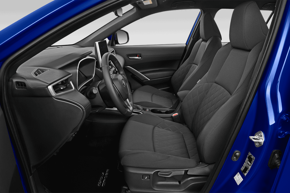 Vordersitze eines Toyota Corolla Cross Hybrid