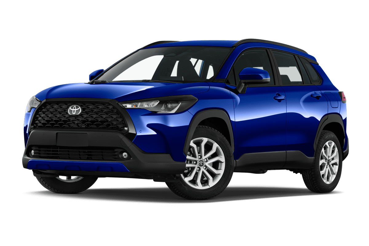 Tiefe, schräge Heckansicht eines Toyota Corolla Cross Hybrid, freigestellt