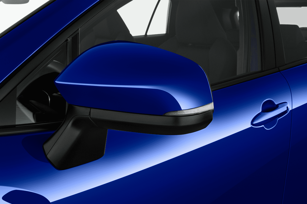 Rückspiegel eines Toyota Corolla Cross Hybrid