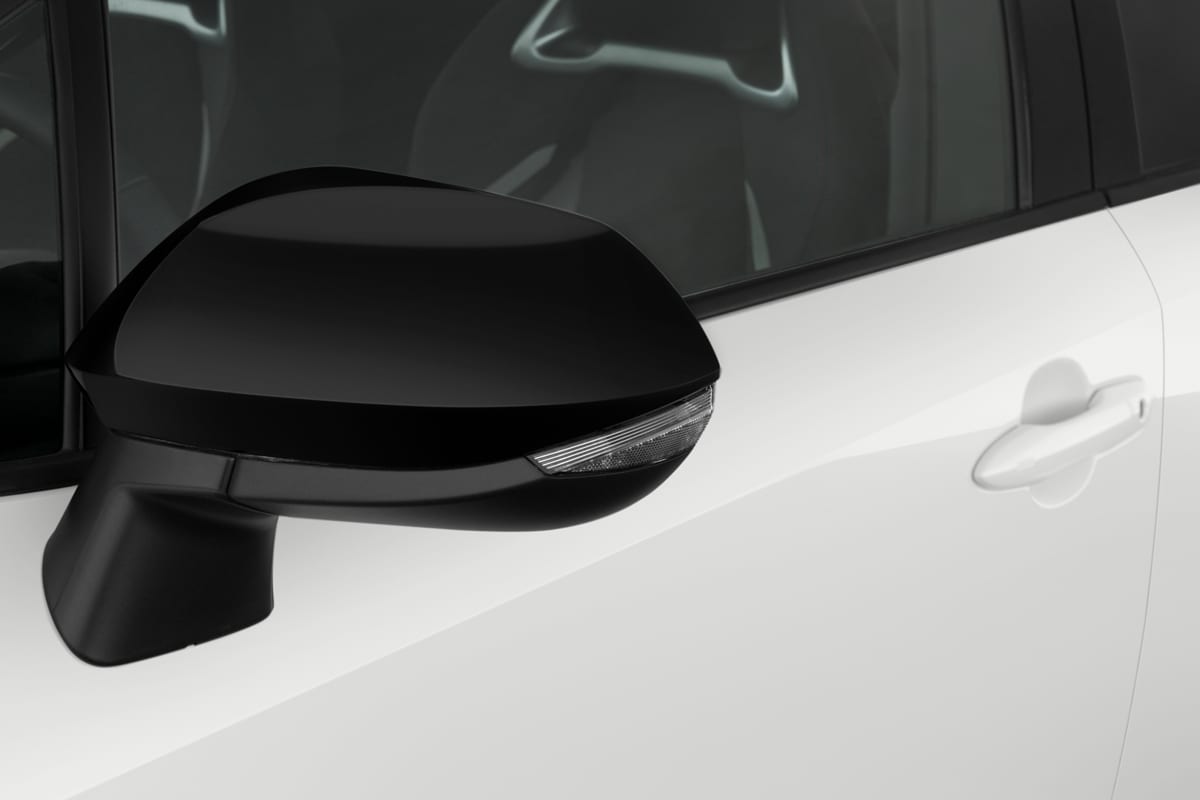 Rückspiegel eines Toyota Corolla Hybrid