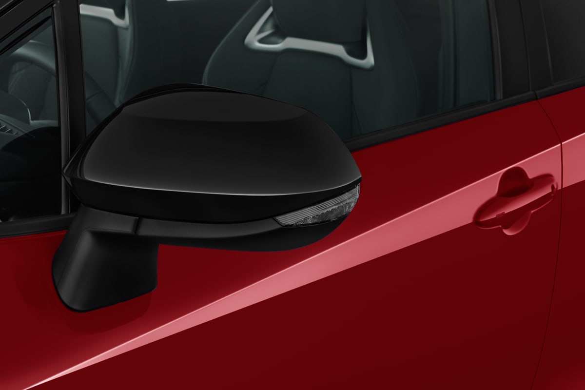 Rückspiegel eines Toyota Corolla Touring Sports Hybrid