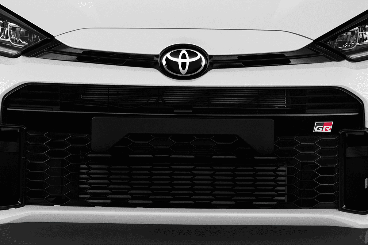 Kühlergrill eines Toyota Yaris GR