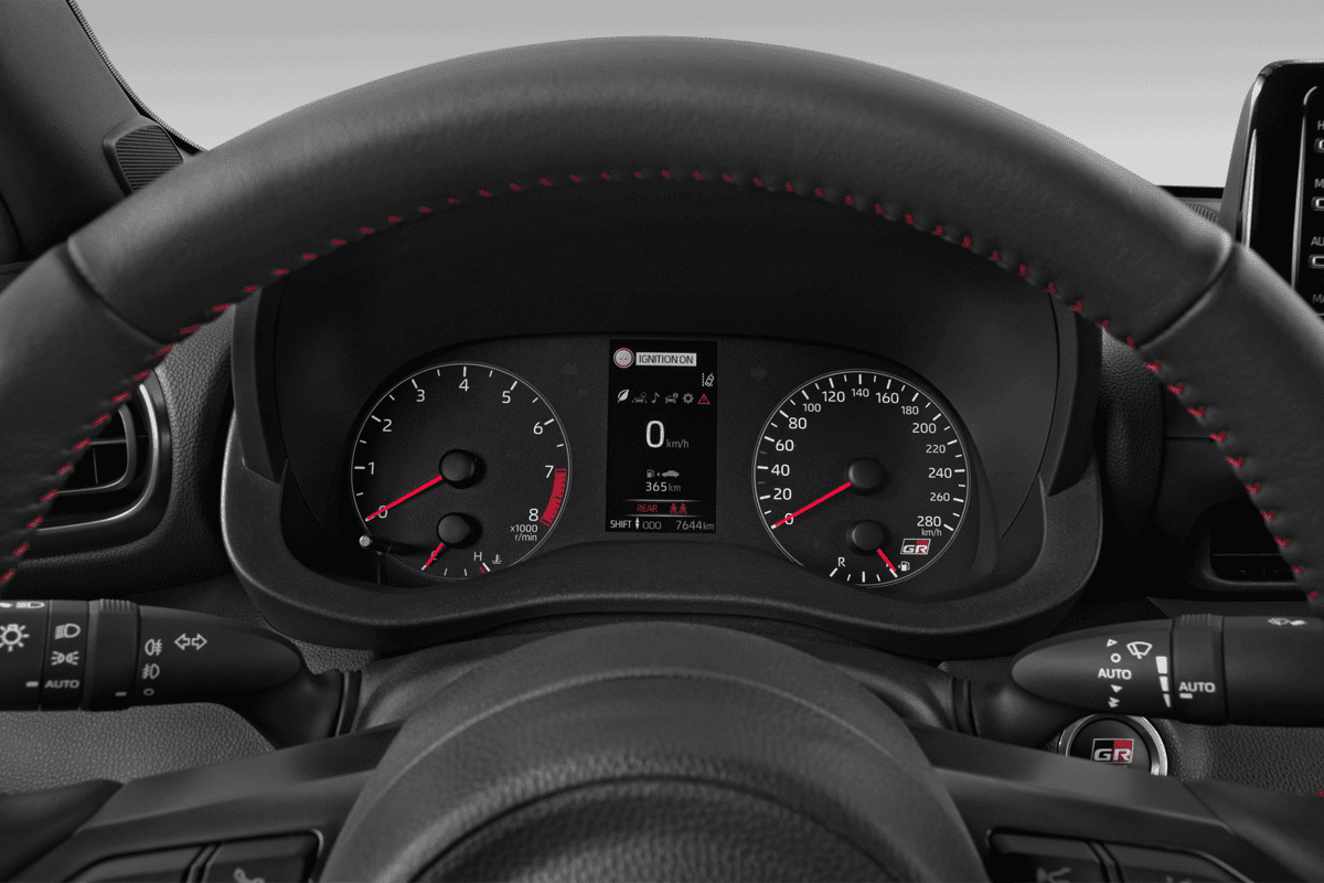 Kombiinstrument eines Toyota Yaris GR