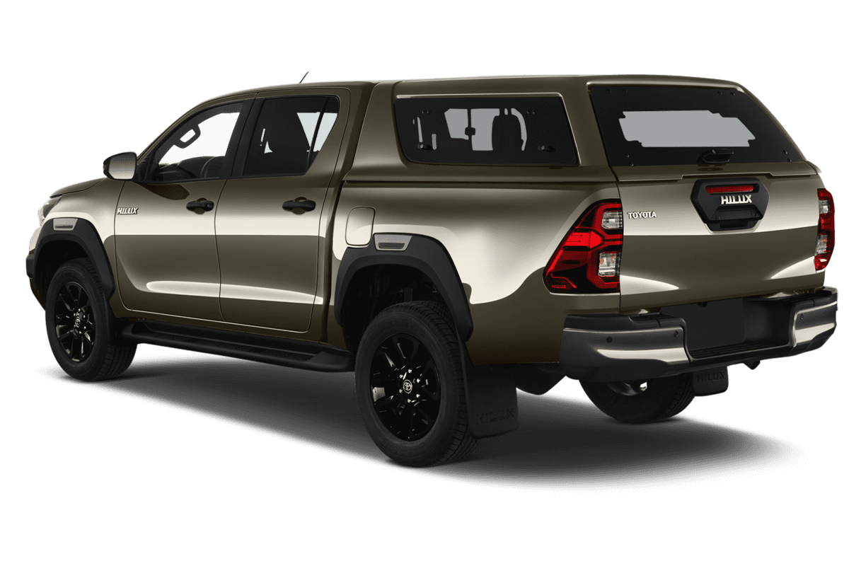 Schräge Heckansicht eines Toyota Hilux , freigestellt