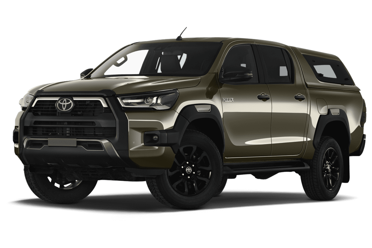 Tiefe, schräge Heckansicht eines Toyota Hilux , freigestellt