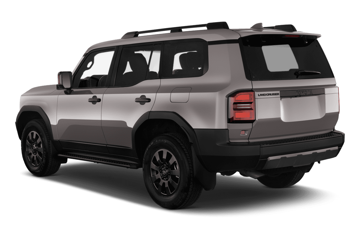 Schräge Heckansicht eines Toyota Land Cruiser, freigestellt