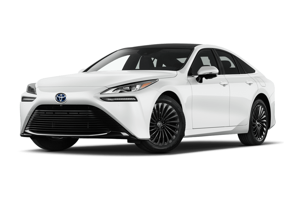 Tiefe, schräge Heckansicht eines Toyota Mirai, freigestellt