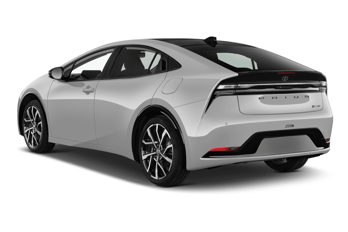 Schräge Heckansicht eines Toyota Prius Plug-in Hybrid , freigestellt