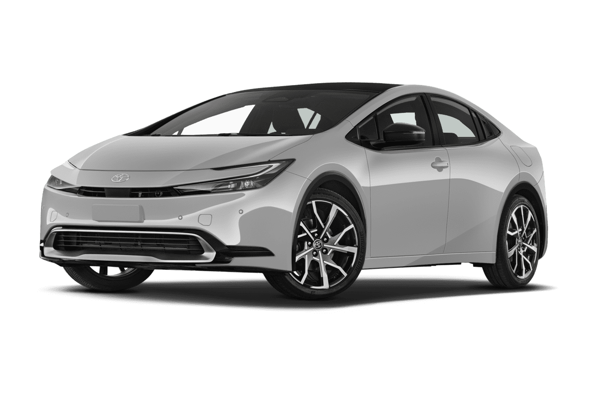 Tiefe, schräge Heckansicht eines Toyota Prius Plug-in Hybrid , freigestellt