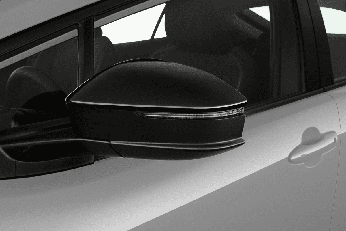 Rückspiegel eines Toyota Prius Plug-in Hybrid