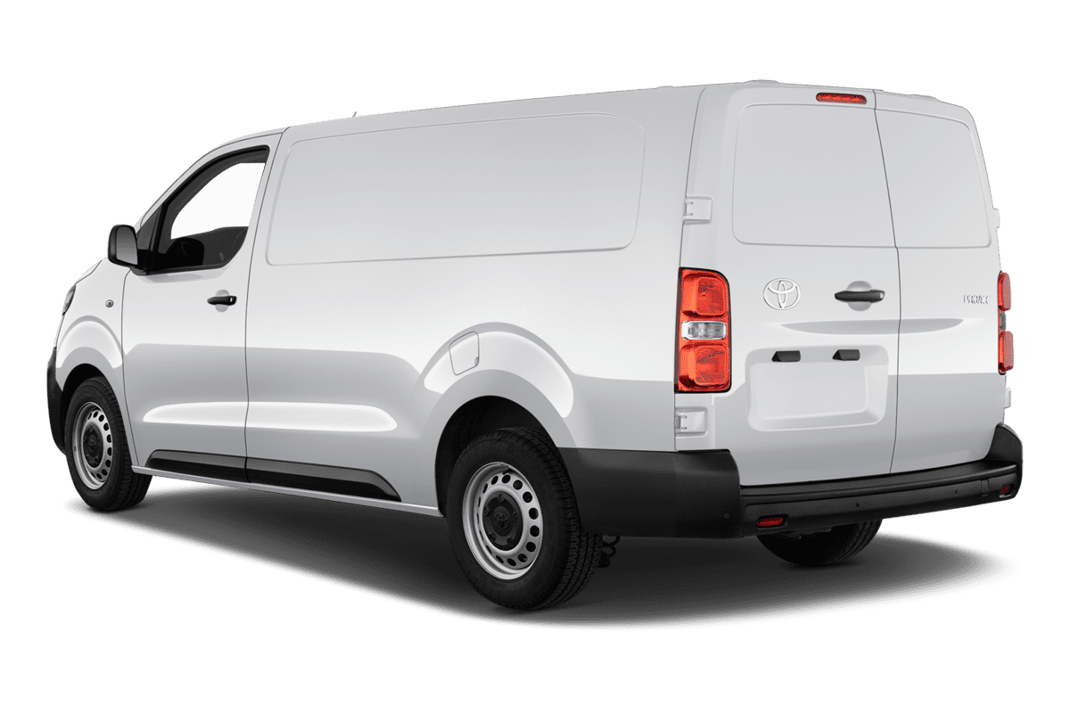 Schräge Heckansicht eines Toyota Proace, freigestellt