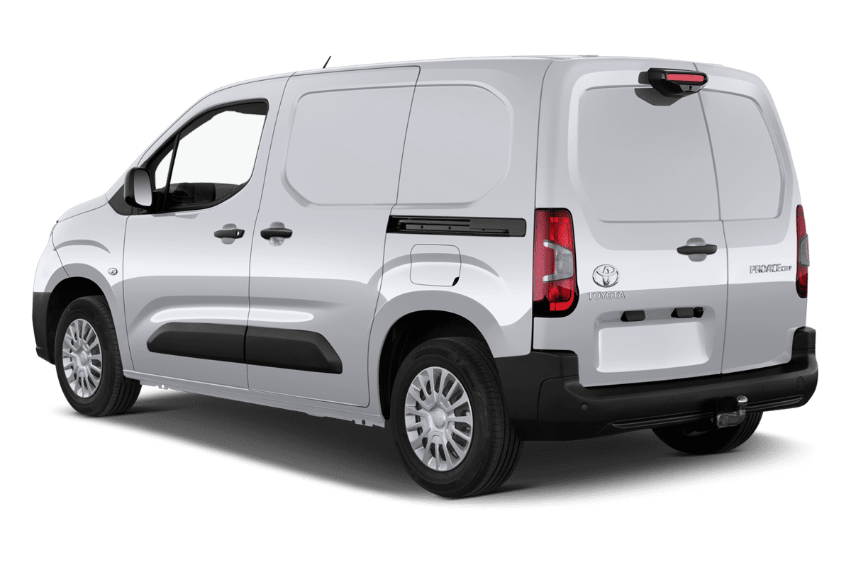 Schräge Heckansicht eines Toyota Proace City, freigestellt