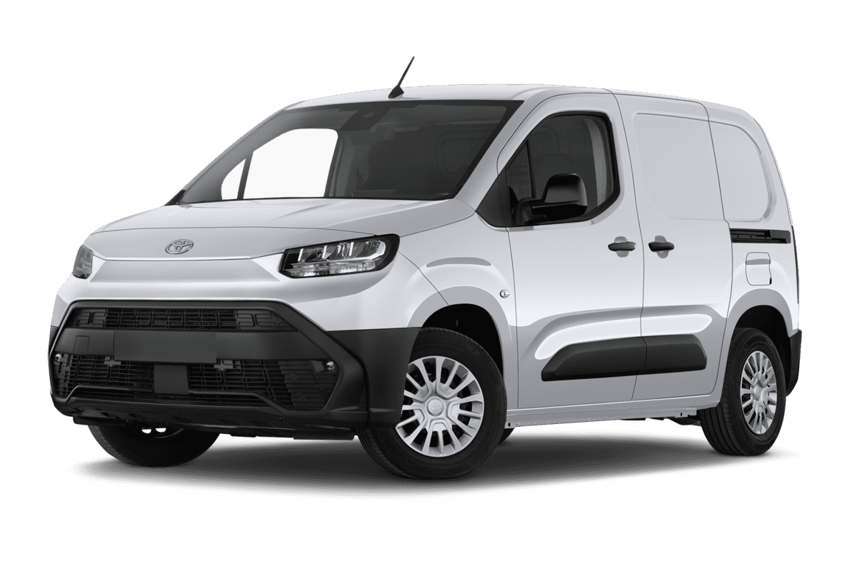 Tiefe, schräge Heckansicht eines Toyota Proace City, freigestellt