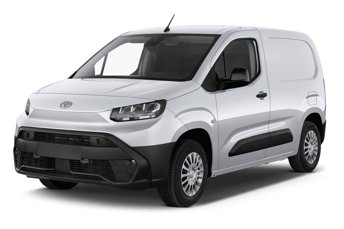 Schräge Frontansicht eines Toyota Proace City Electric, freigestellt