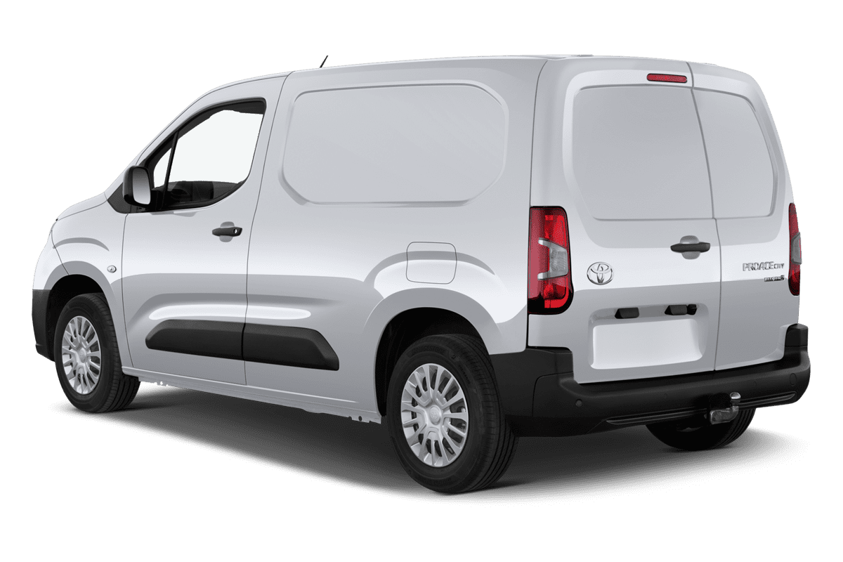 Schräge Heckansicht eines Toyota Proace City Electric, freigestellt