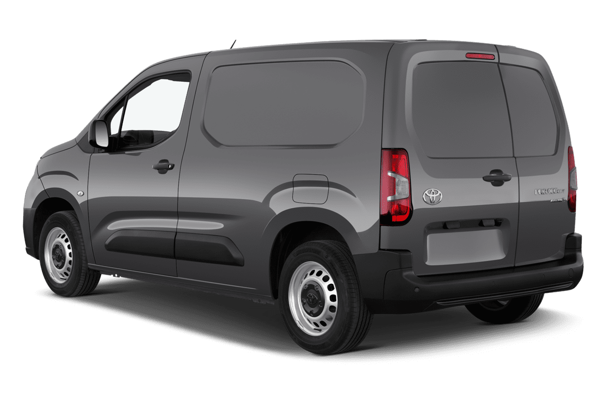 Schräge Heckansicht eines Toyota Proace City Electric, freigestellt