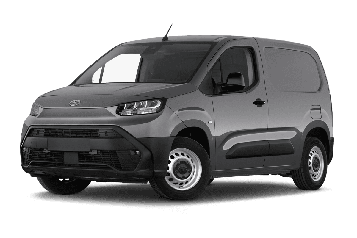 Tiefe, schräge Heckansicht eines Toyota Proace City Electric, freigestellt