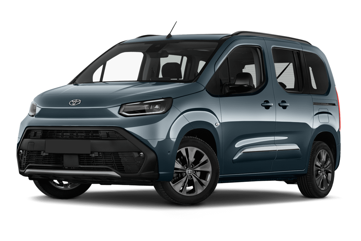 Tiefe, schräge Heckansicht eines Toyota Proace City Verso, freigestellt