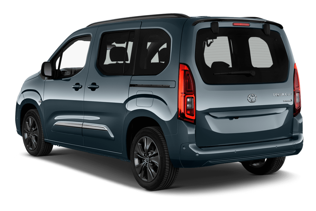 Schräge Heckansicht eines Toyota Proace City Verso Electric, freigestellt