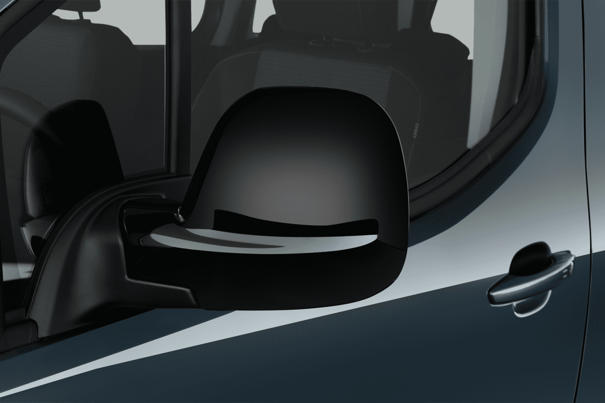 Rückspiegel eines Toyota Proace City Verso Electric