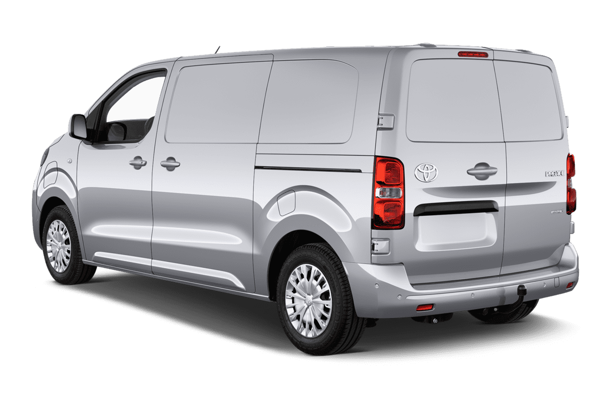 Schräge Heckansicht eines Toyota Proace Electric, freigestellt