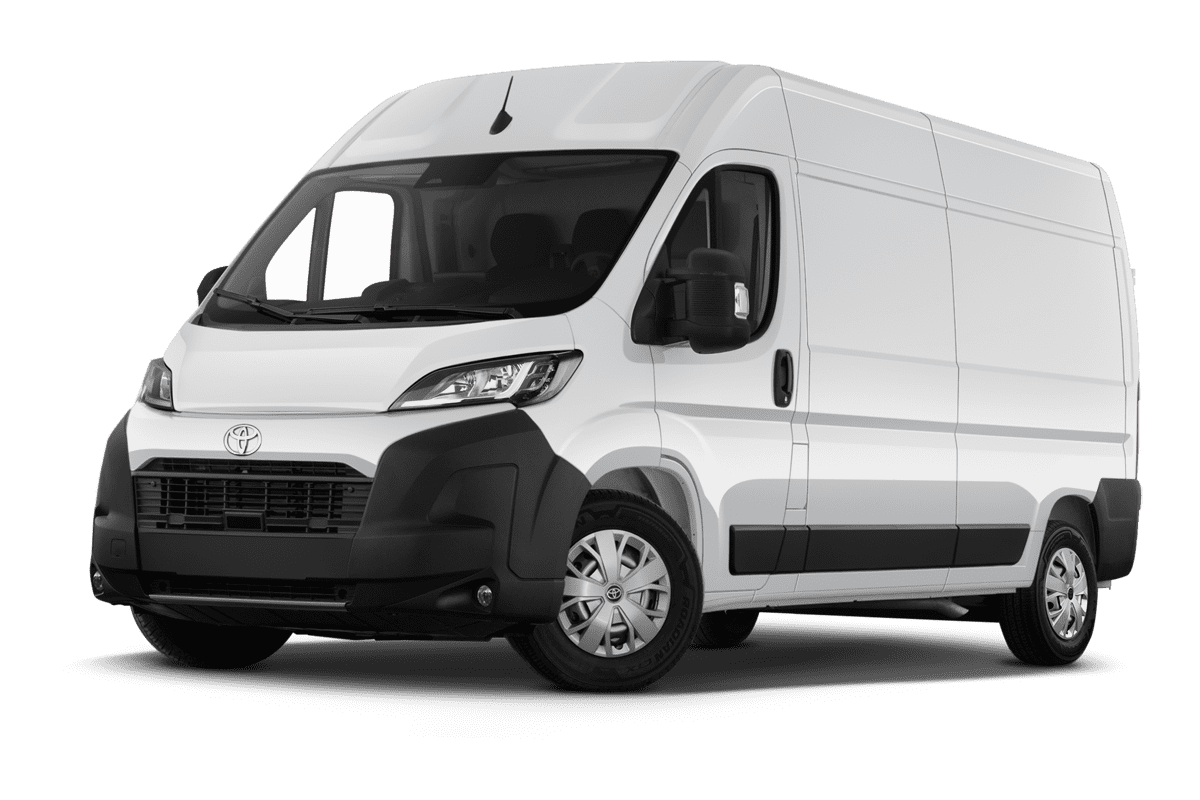 Tiefe, schräge Heckansicht eines Toyota Proace Max, freigestellt