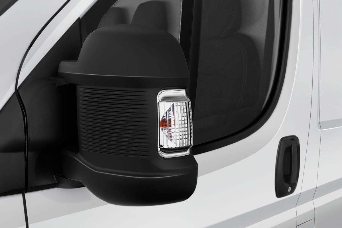 Rückspiegel eines Toyota Proace Max