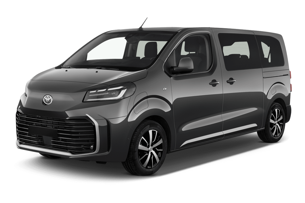 Schräge Frontansicht eines Toyota Proace Verso, freigestellt