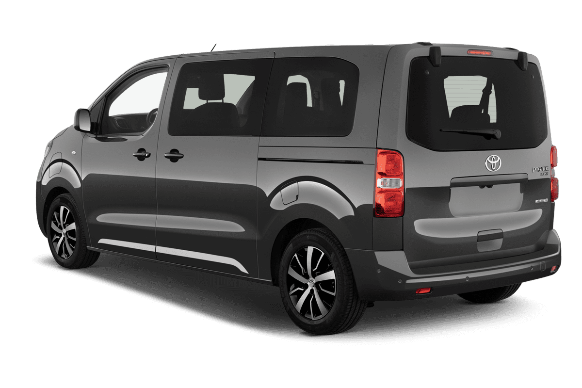 Schräge Heckansicht eines Toyota Proace Verso, freigestellt