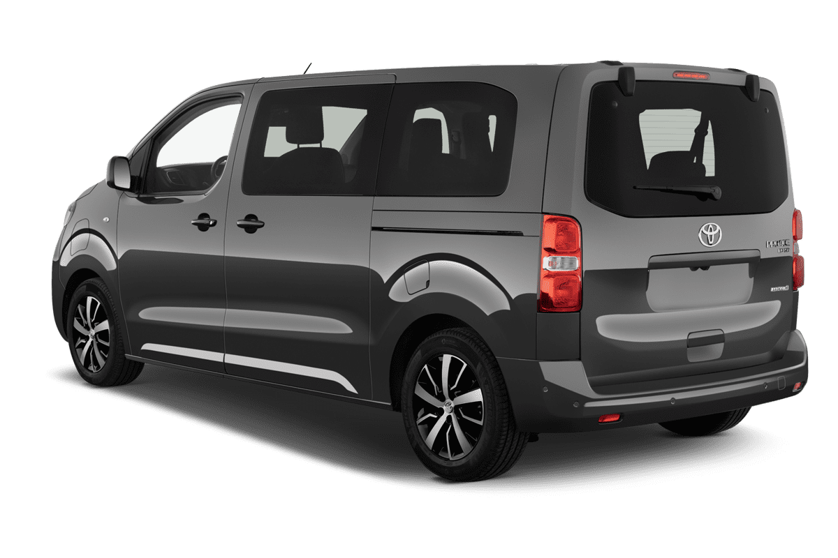Schräge Heckansicht eines Toyota Proace Verso Electric, freigestellt
