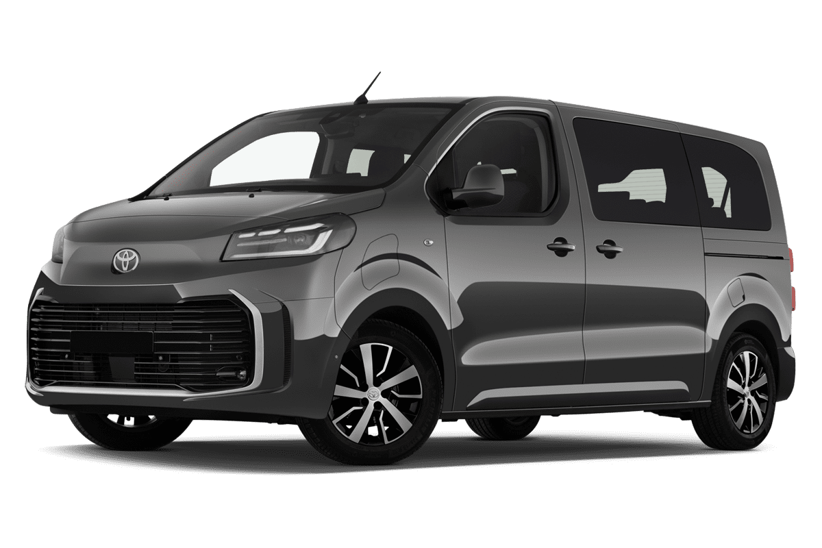 Tiefe, schräge Heckansicht eines Toyota Proace Verso Electric, freigestellt