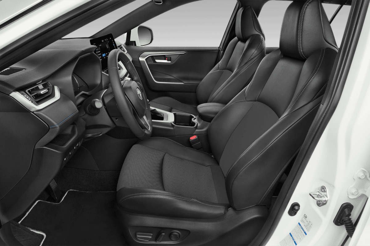 Vordersitze eines Toyota RAV4 Plug-In-Hybrid