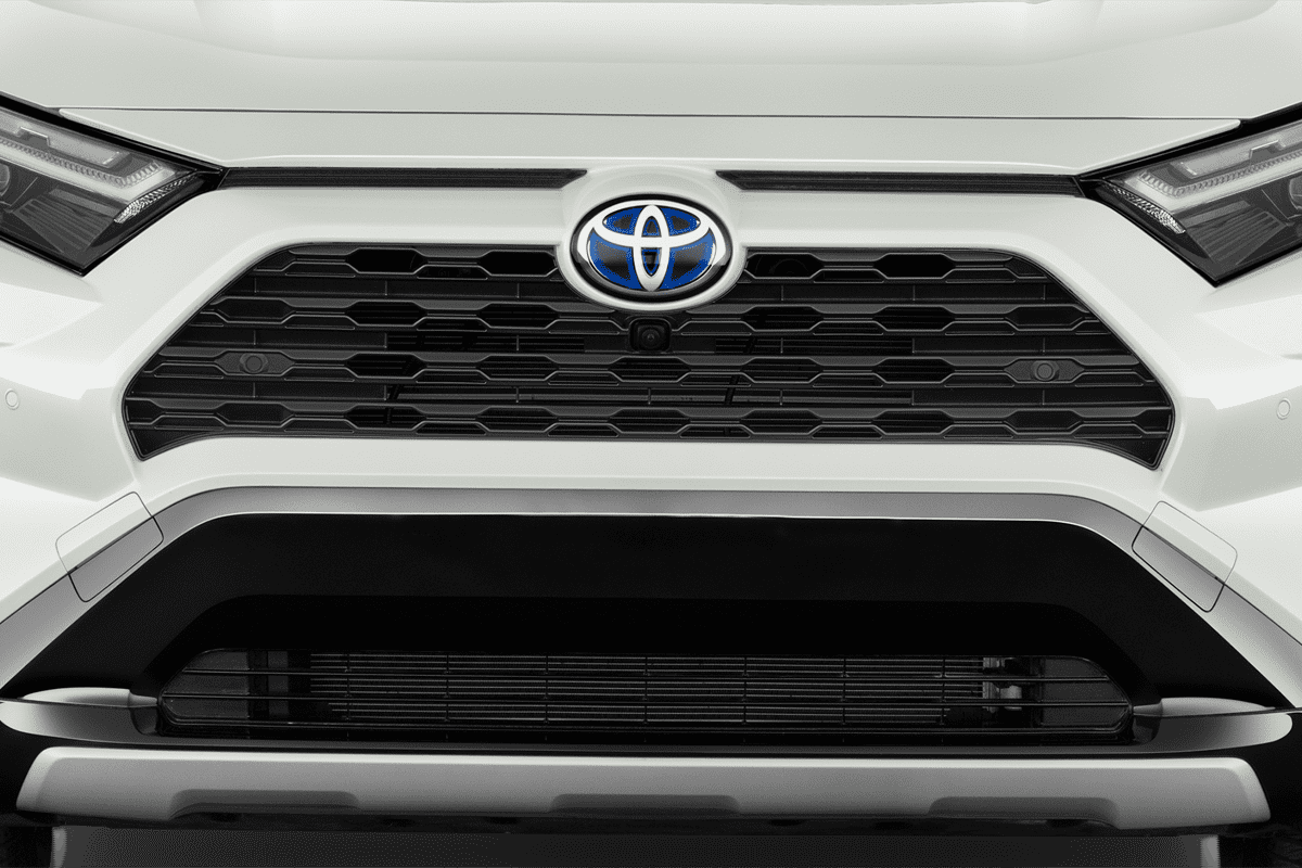 Kühlergrill eines Toyota RAV4 Plug-In-Hybrid