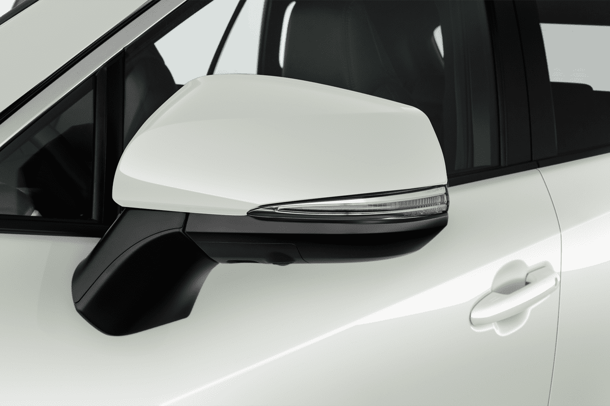 Rückspiegel eines Toyota RAV4 Plug-In-Hybrid