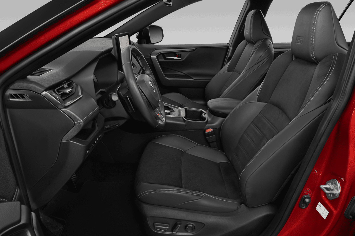 Vordersitze eines Toyota RAV4 Hybrid