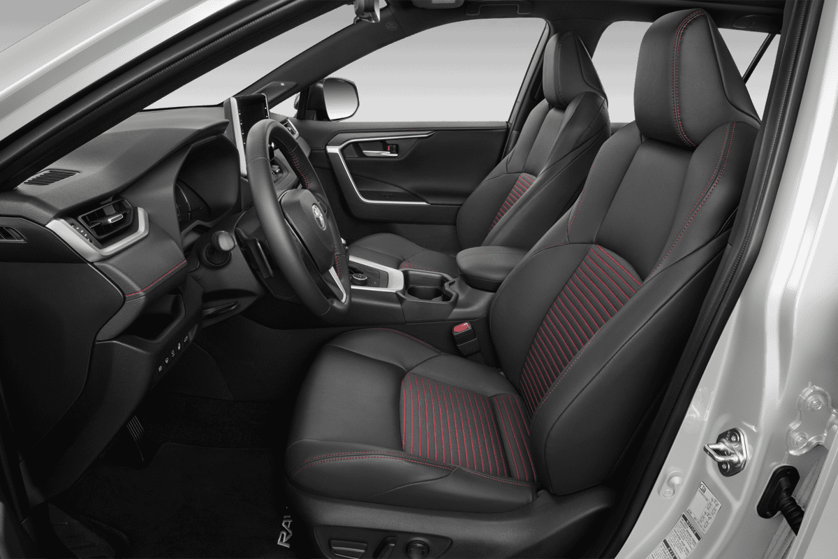 Vordersitze eines Toyota RAV4 Plug-In-Hybrid