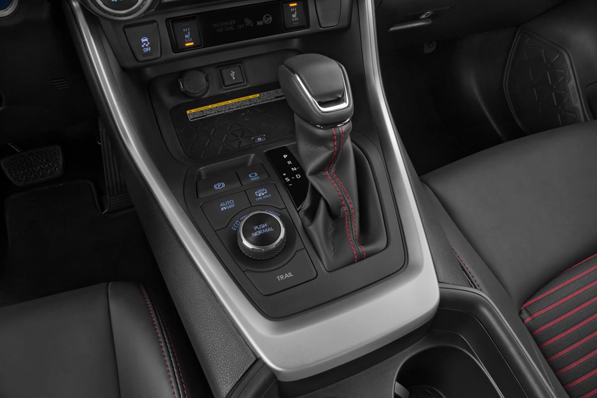 Schaltknüppel eines Toyota RAV4 Plug-In-Hybrid