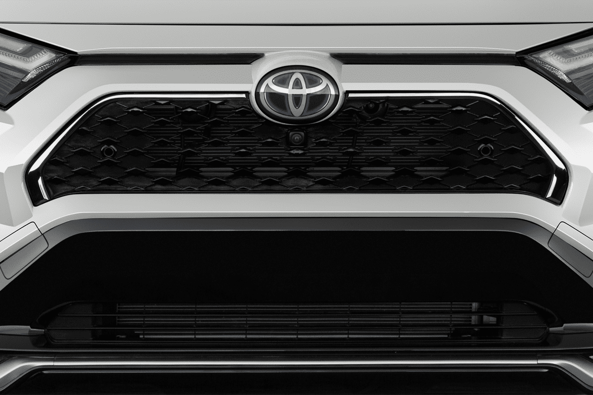 Kühlergrill eines Toyota RAV4 Plug-In-Hybrid