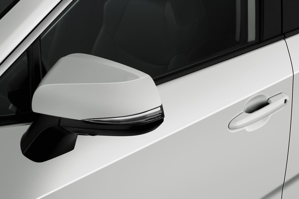 Rückspiegel eines Toyota RAV4 Plug-In-Hybrid
