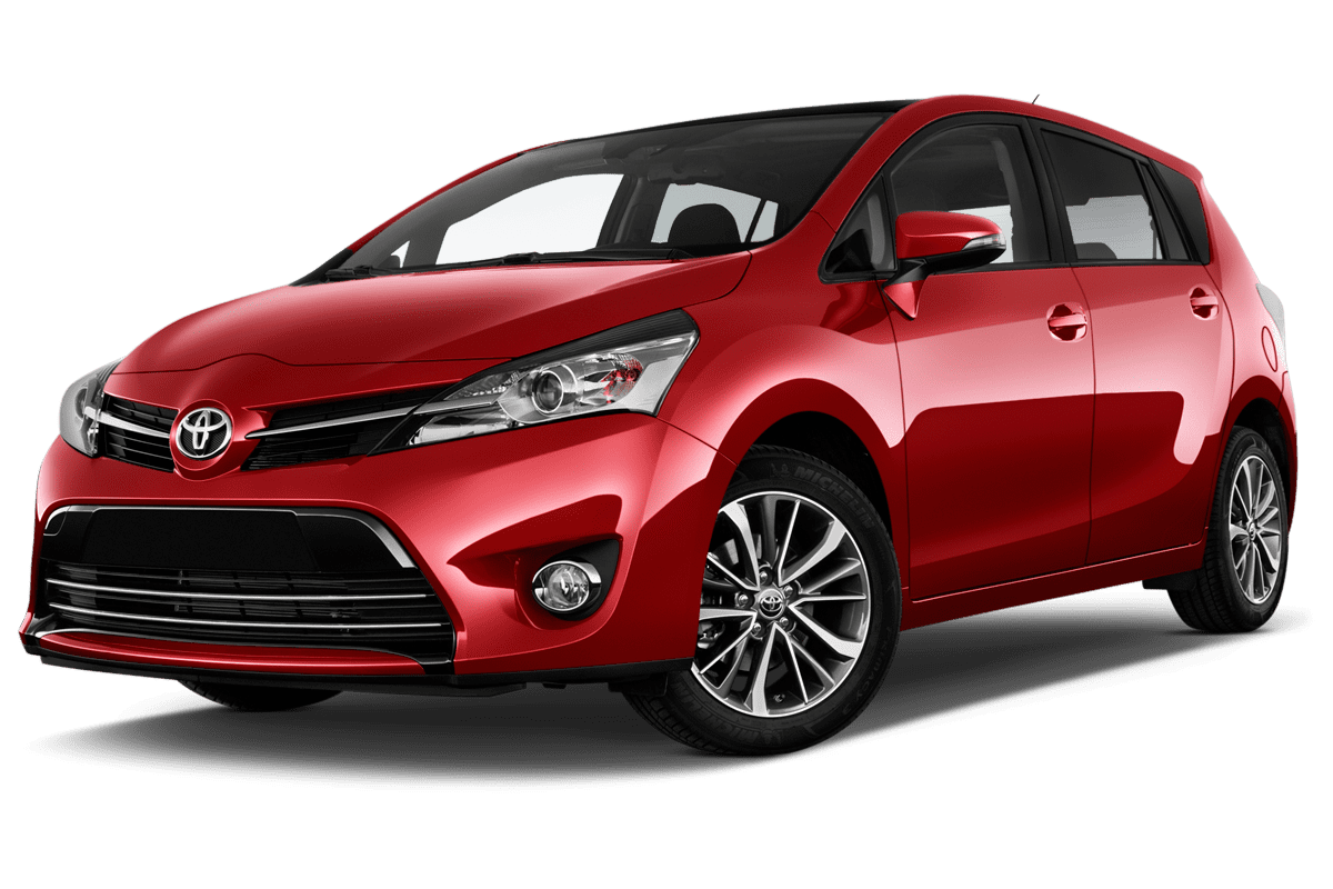 Tiefe, schräge Heckansicht eines Toyota Verso, freigestellt