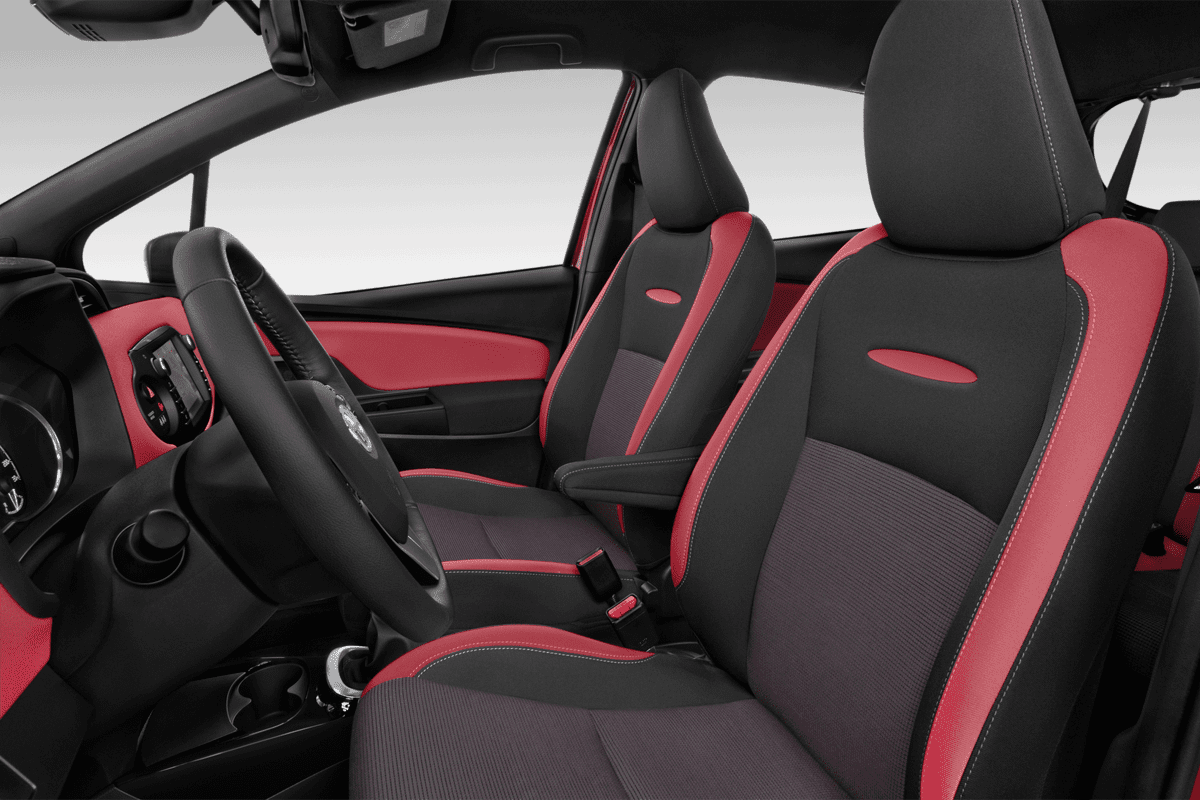 Vordersitze eines Toyota Yaris GR-S