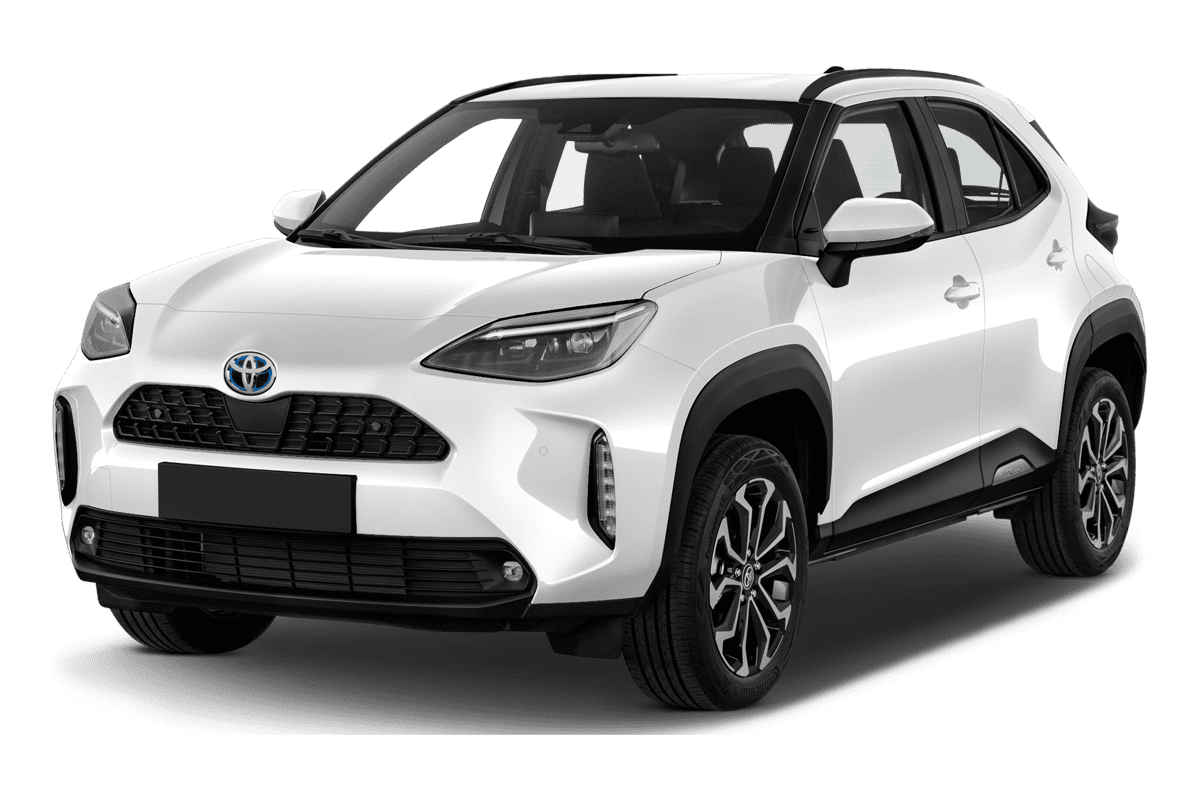 Schräge Frontansicht eines Toyota Yaris Cross Hybrid , freigestellt